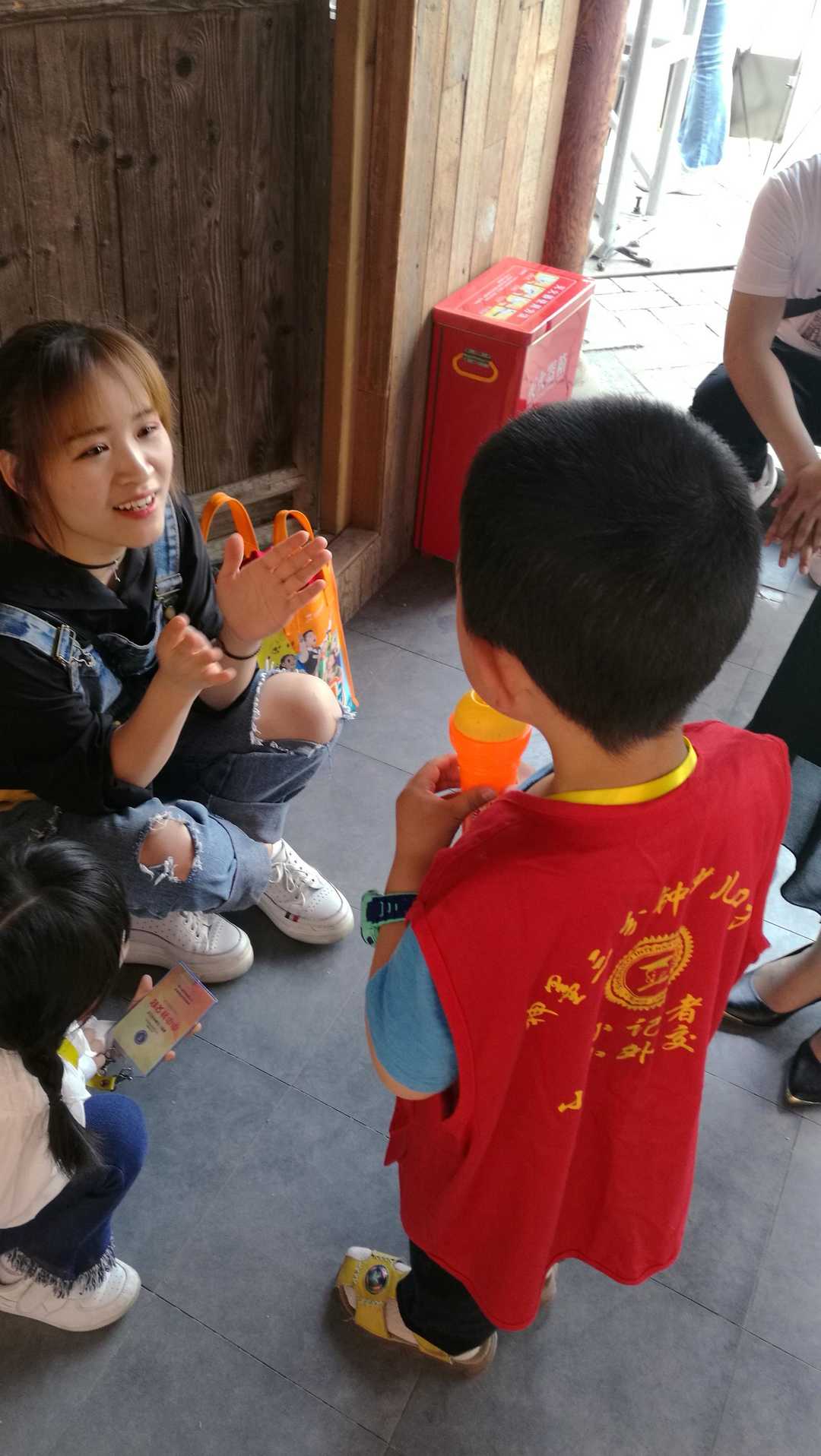 小记者采访