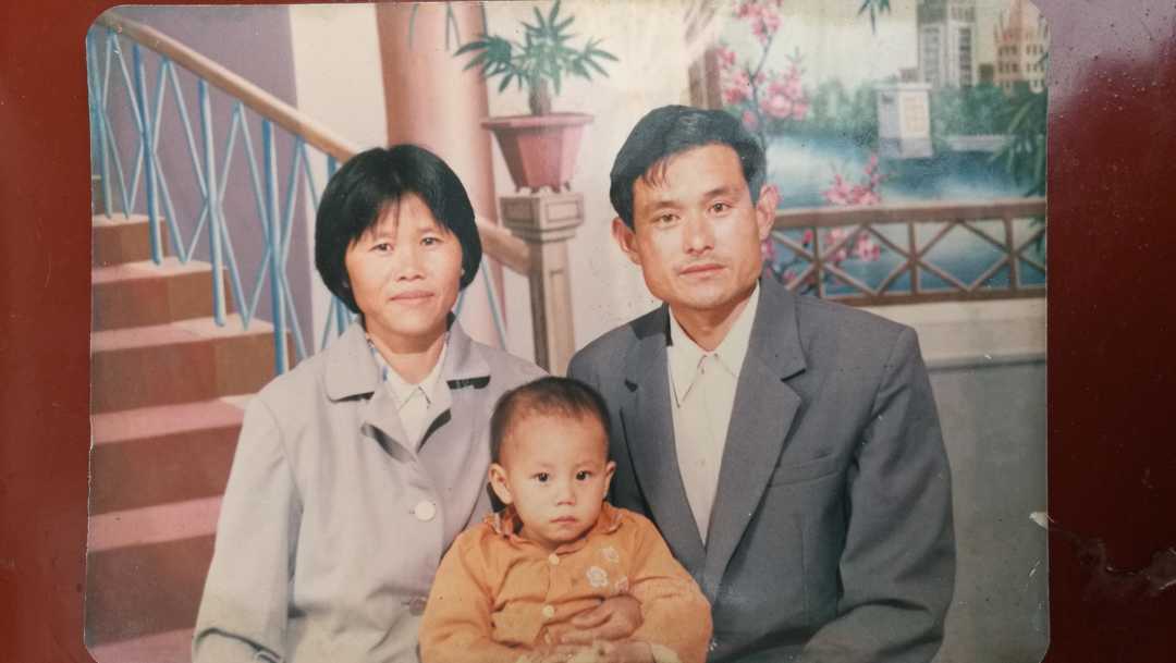 三个年轻人合影