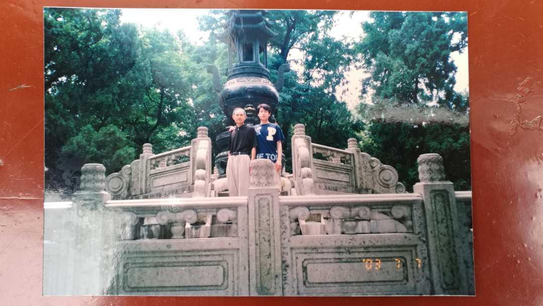 山风青葱,石栏厚重