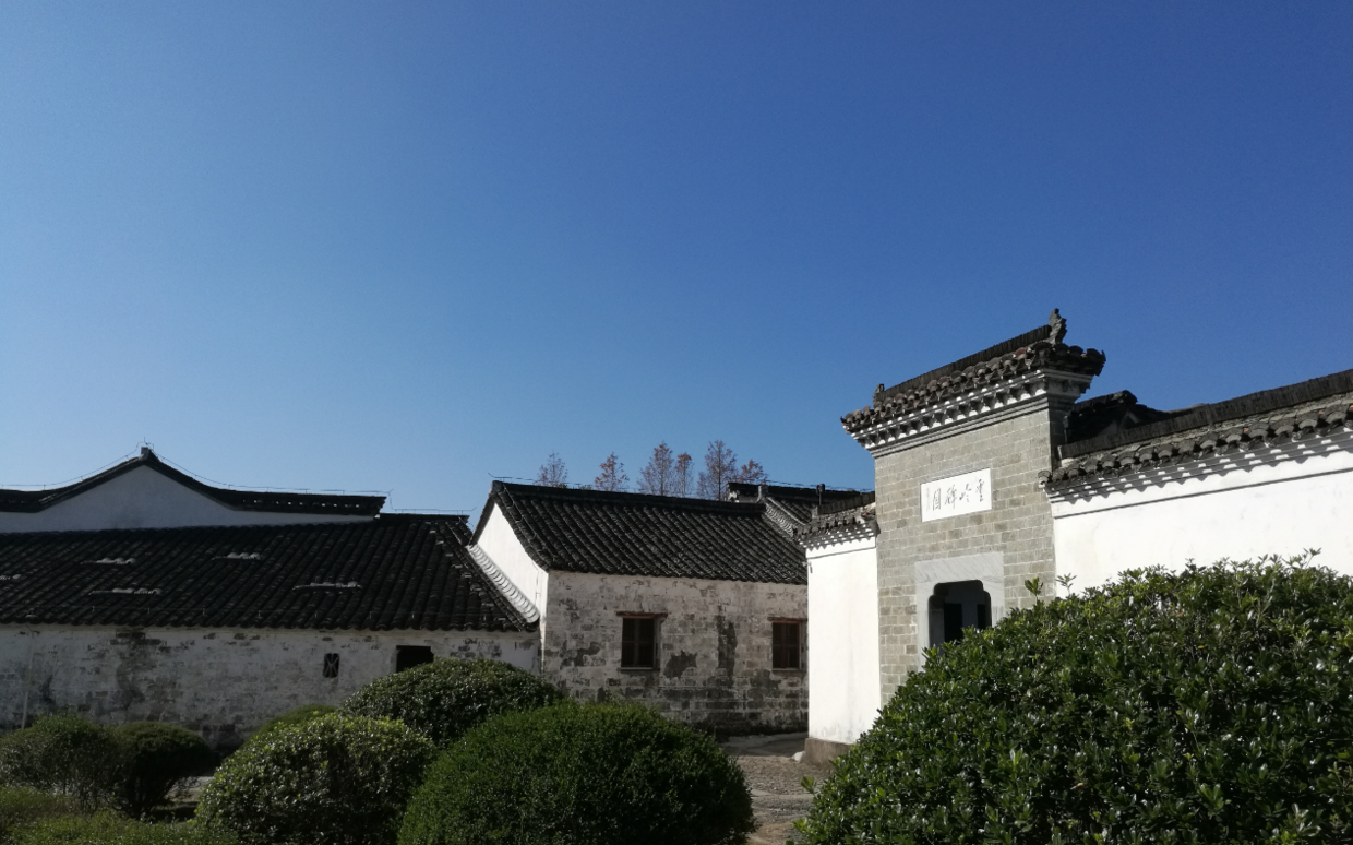 蓝天下的当地建筑