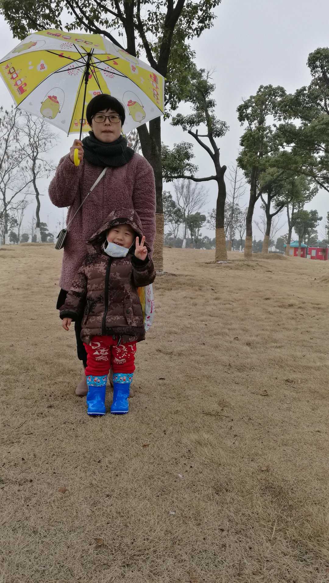 湖边草甸 妈妈表情落后